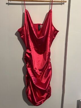 h and m hot pink dress TBT THE pink dress is back! See the 2.0 version  are you ready for it?  #Project The Giambattista Valli x H&M main collection launches  07.NOV.2019. This dress is online exclusive